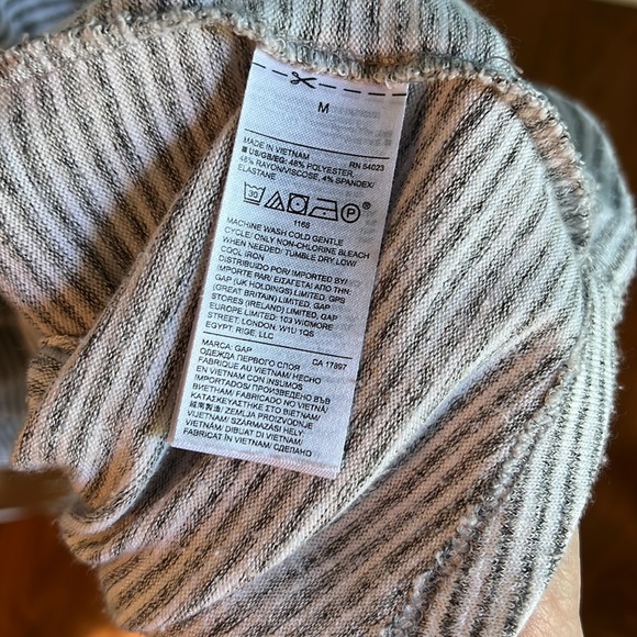 Gap top gray and white stripe women’s size M super soft - Picture 7 of 7